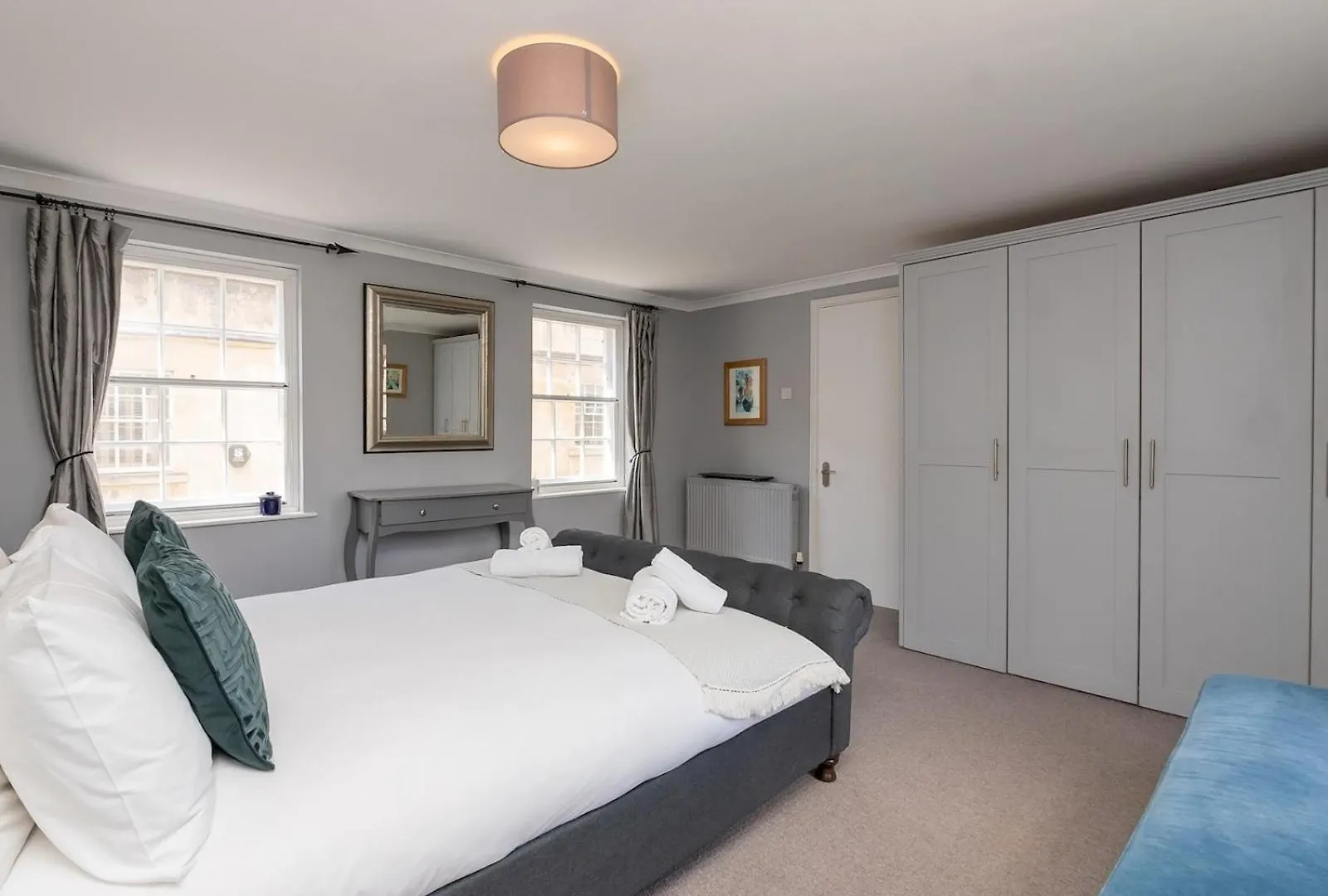 Pass The Keys Stunning 2 Bed Townhouse In City Centre Bath Holiday home